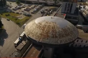 У Києві пофарбували дах на літальній тарілці