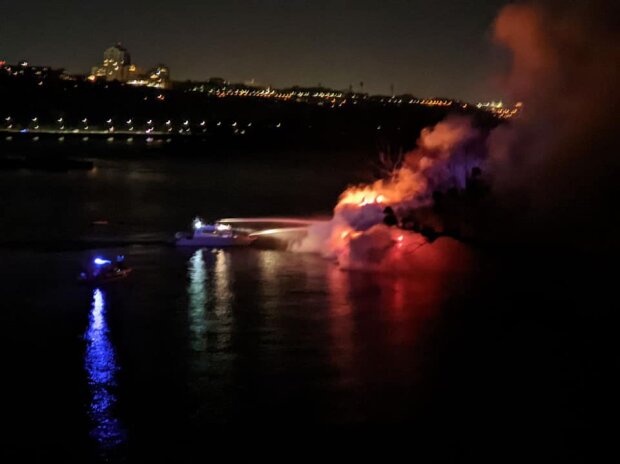 У Києві вщент згорів ресторан на воді