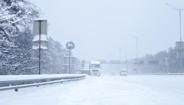 Київ обмежує в’їзд вантажівок через сніг