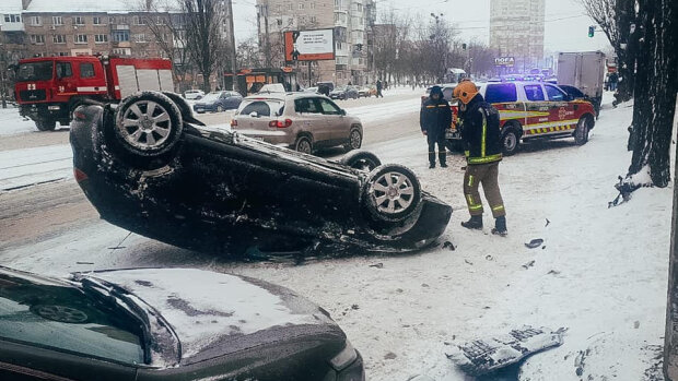 Через сніг автомобіль в Києві перекинувся догори колесами