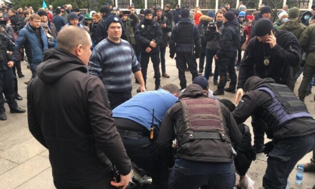 Під Офісом Президента підпалив себе чоловік (фото, відео)