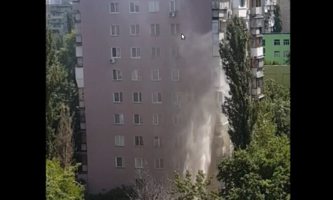 Фонтан з труби на Березняках потрощив вікна та зіпсував машини (фото, відео)