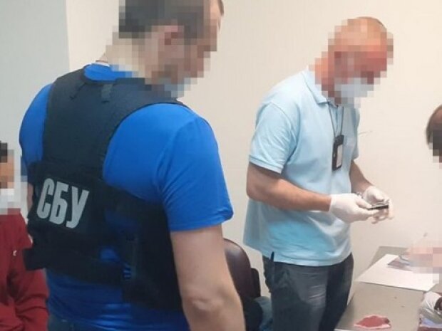 СБУ затримала у “Борисполі” іноземців, які перевозили кокаїн у шлунку