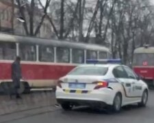 На Подолі одразу два трамваї зійшли з колій (відео)