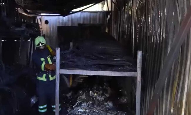 На столичній Оболоні горів склад - постраждали двоє людей