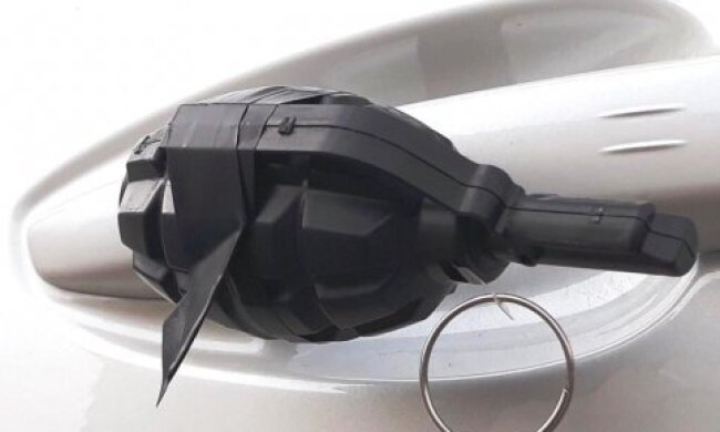 Кандидату в нардепи прикріпили до машини гранату