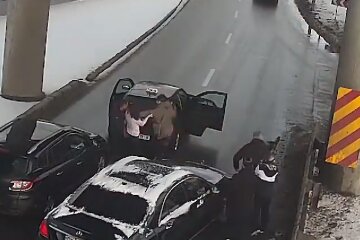 Конфлікт між автомобілістами на мосту Метро закінчився бійкою (відео)