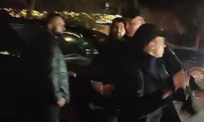 Відомого журналіста поштовхали і заблокували біля ресторану в елітному селищі під Києвом, де зібрались відомі люди