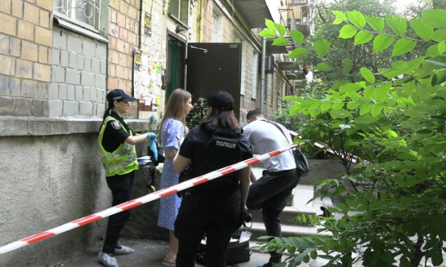 В Солом’янському районі Києва на східцевому майданчику будинку виявили тіла двох 15-річних дівчат