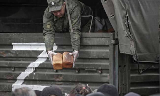 У Маріуполі “гуманітарка” від РФ – це 400 наборів на 2000 людей, щогодини до 10 людей непритомніють – мерія