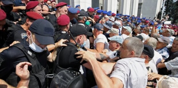Протести під Радою: Шмигаль відправив заступника міністра соцполітики на зустріч з пенсіонерами МВС