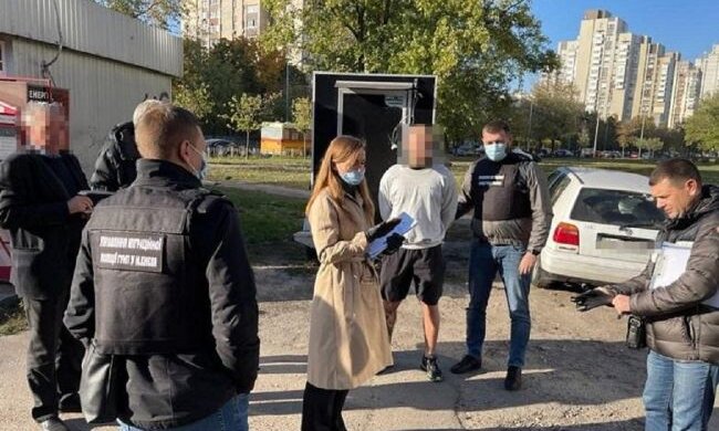 У Києві чоловік продавав фальшиві COVID-сертифікати: йому загрожує до 6 років в’язниці