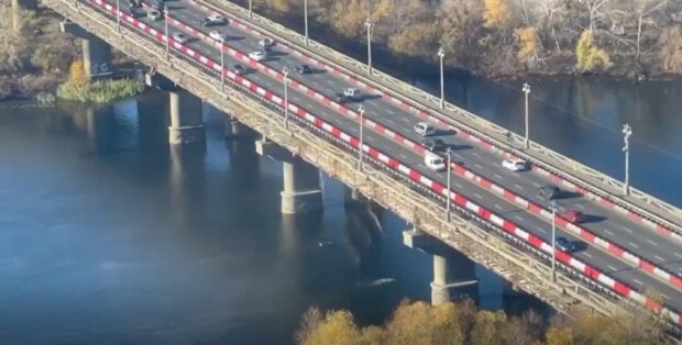 З мосту Патона у Києві до Дніпра сипеться сміття чи сам міст (відео)