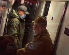 Пили, курили та бігали голі: потяг Львів-Київ зупинили через двох неадекватних дівчат (відео)
