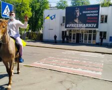 Перформанс на коні: плавець з Гідропарку приїхав до Авакова верхи (відео)