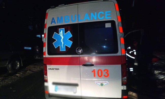 П’яний дебош на Татарці: молодик побив фельдшерку, яка приїхала його рятувати