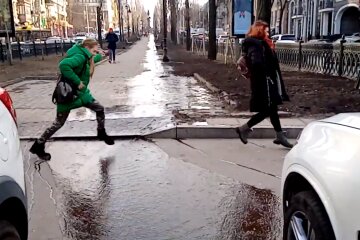 На бульварі Шевченка перехожі стрибали через річку