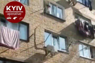 На Сімферопольскій у Києві рятували дитину, яка гуляла підвіконням (відео)