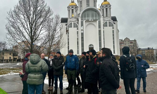 До Бучі, що на Київщині, завітали іноземні меценати, що допомагають Україні — побачили на власні очі злочини росіян