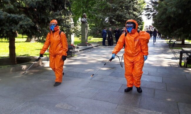 У Парку Слави ветерани поклали квіти, а рятувальники їх продезінфікували