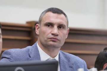Тільки для екстрених служб: Кличко розповів про зупинку громадського транспорту (відео)