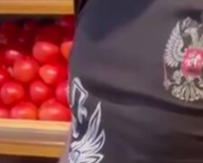 Одягнув футболку з гербом Росії і пішов на роботу: у супермаркеті Києва стався інцидент (відео)
