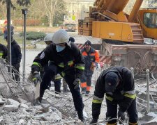 Орки вдарили ракетою по будівлі Миколаївської ОДА: з-під завалів вилучили тіла 13 загиблих