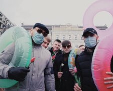 Ультраправі в Києві закидали жіночий марш рятувальними кругами