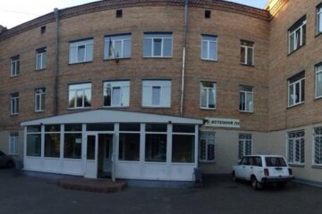 На Нивках в поліклініці потекла стеля (відео)