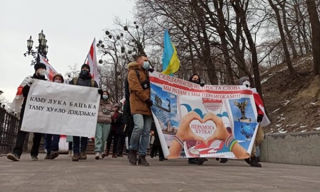 У Києві пройшов марш солідарності з білоруськими протестами (відео)
