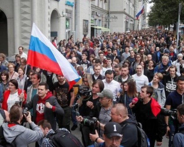 За що росіянам, які бігають по московській площі, давати українські паспорти? – Доброволець розкритикував указ Зеленського