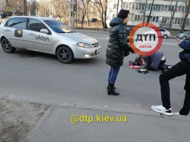 Київський таксист збив дівчину