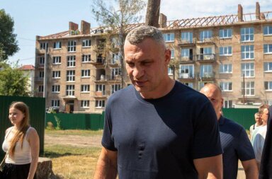Масштабна відбудова у Святошині: до жовтня планують оновити 14 пошкоджених будинків!
