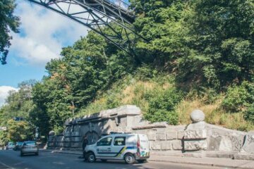 Самогубця зістрибнув зі столичного Моста закоханих
