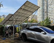 В одному з районів столиці власник Tesla облаштував зарядну станцію у дворі багатоповерхівки