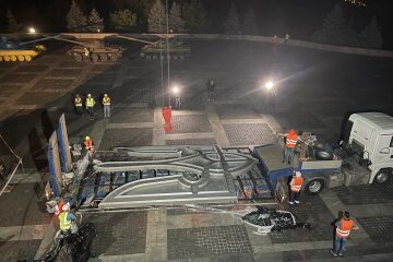 Тризуб для "Батьківщини-матері" привезли до монумента