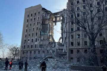 Окупанти влучили в Миколаївську ОДА, під завалами лишаються 11 людей
