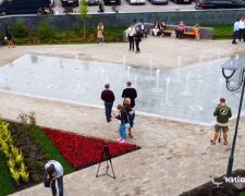 Можна гуляти між струменями: з`явилось відео нового світло-музичного фонтану Києва