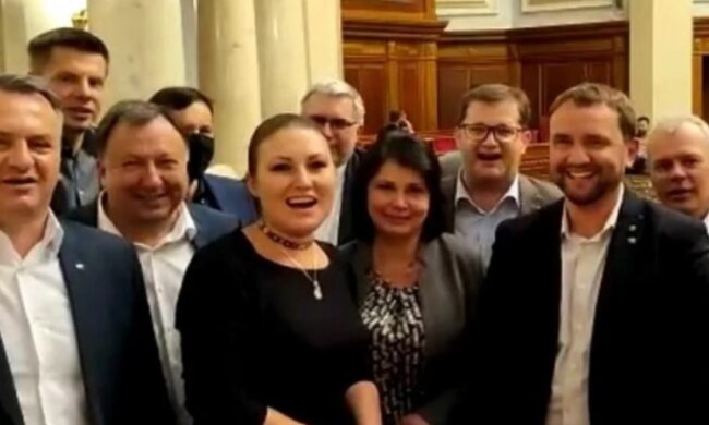 Депутати виконали у Верховній Раді вірусну пісню “Батько наш Бандера” (відео)