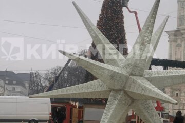На верхівку головної ялинки на Софійській площі встановлють зірку чудернацької форми