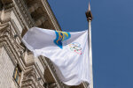 Перед будівлею КМДА сьогодні підняли прапор НОК України на честь Олімпіади-2024