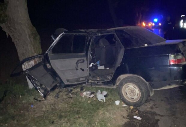 У Київській області автомобіль влетів у дерево: загинув капітан поліції