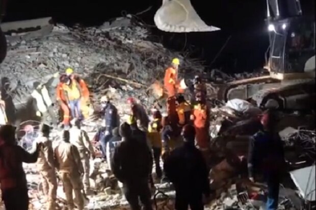У Туреччині рятувальники ще знаходять людей, які вижили після тижня під завалами (відео)
