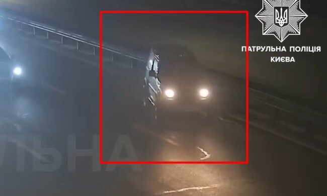 У Києві водій Suzuki влетів у відбійник — він не змінив літню гуму на зимову