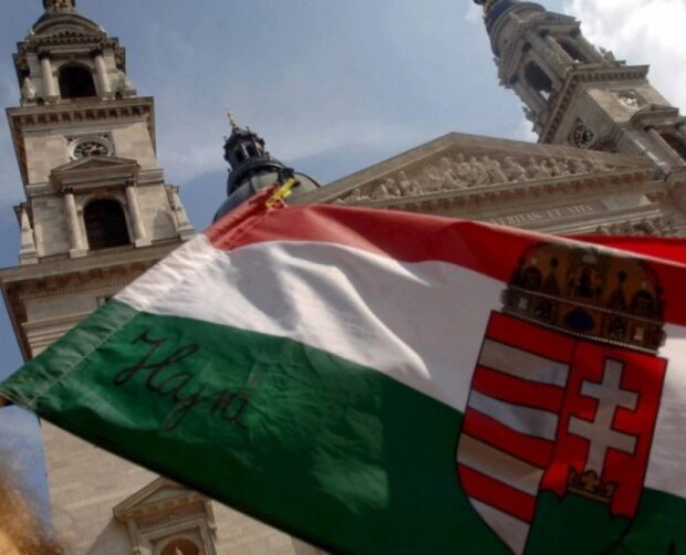 Угорщина заборонила транзит і постачання зброї в Україну