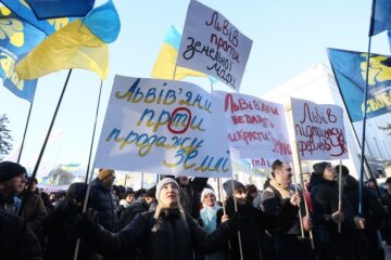 Пристрасті за землею: як із штовханиною та під протести приймають закон про ринок землі у Раді (фото, відео)