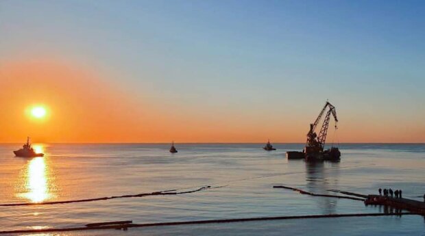Не пройшло й року: танкер Делфі нарешті успішно відбуксували з одеського пляжу (відео)