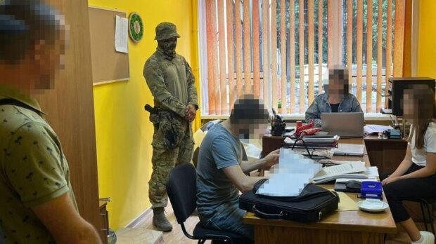 У столиці затримали військового лікаря Деснянського ТЦК, який отримував хабарі