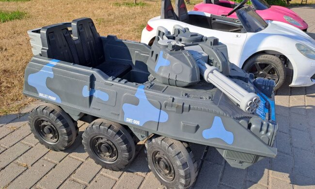 У столиці помічені електромобілі у вигляді бронетехніки