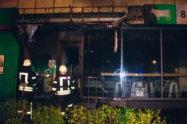Вночі в Києві невідомі підпалили декілька магазинів